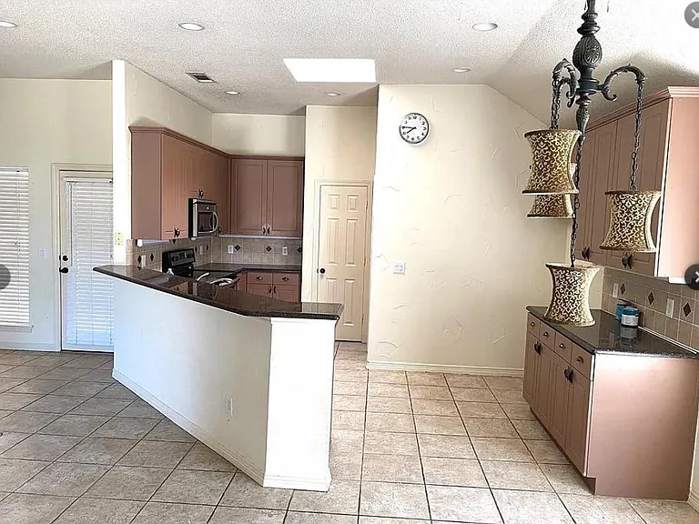10079 Cambridge Dr — Photo 4
