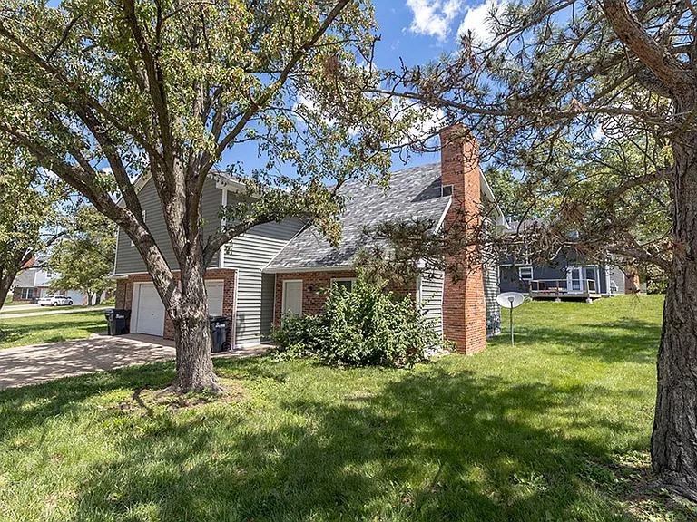 1913-1915 Greenleaves Ct — Photo 24