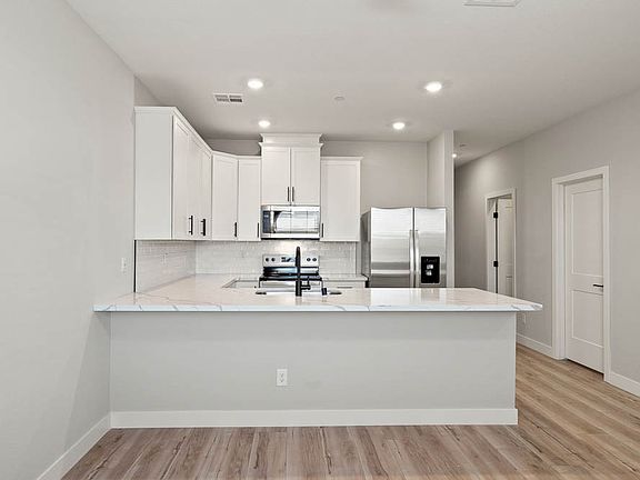 Enjoy a quick meal at the spacious breakfast counter.