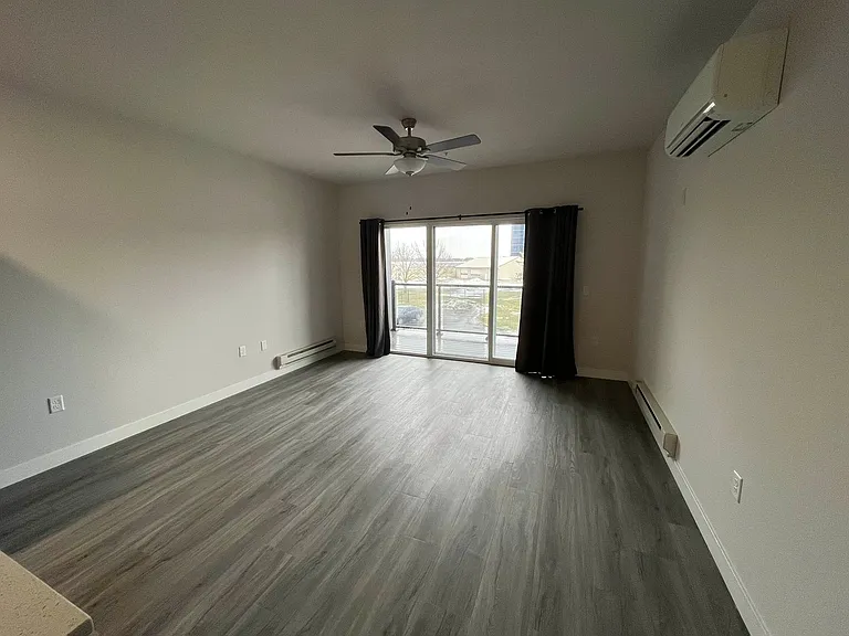 Cottage Grove Commons: 1400 N Windsor — Photo 4