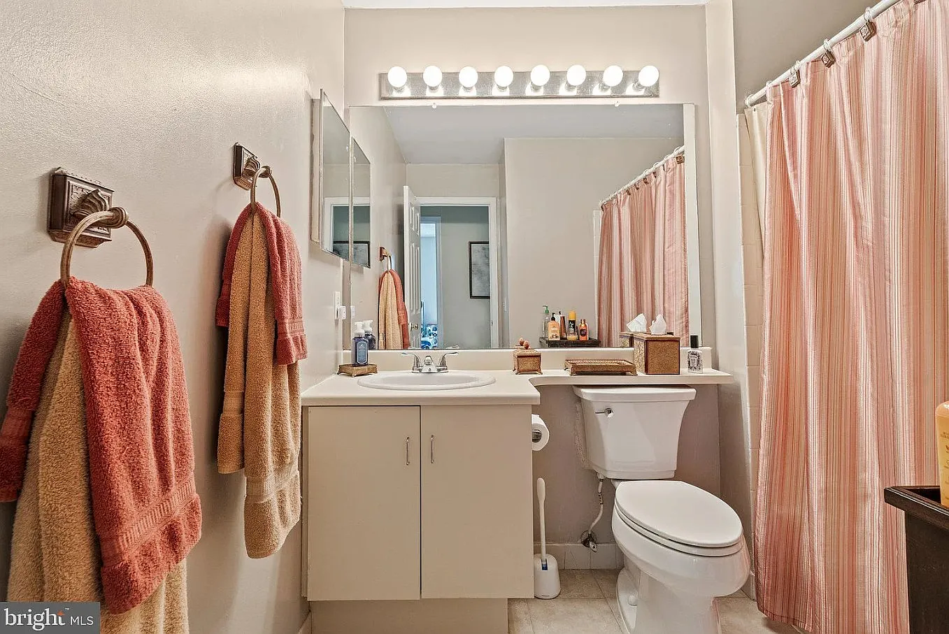 Spacious 3-Bedroom, 2-Bathroom Condo for Rent - Franklin Park, NJ — Photo 3