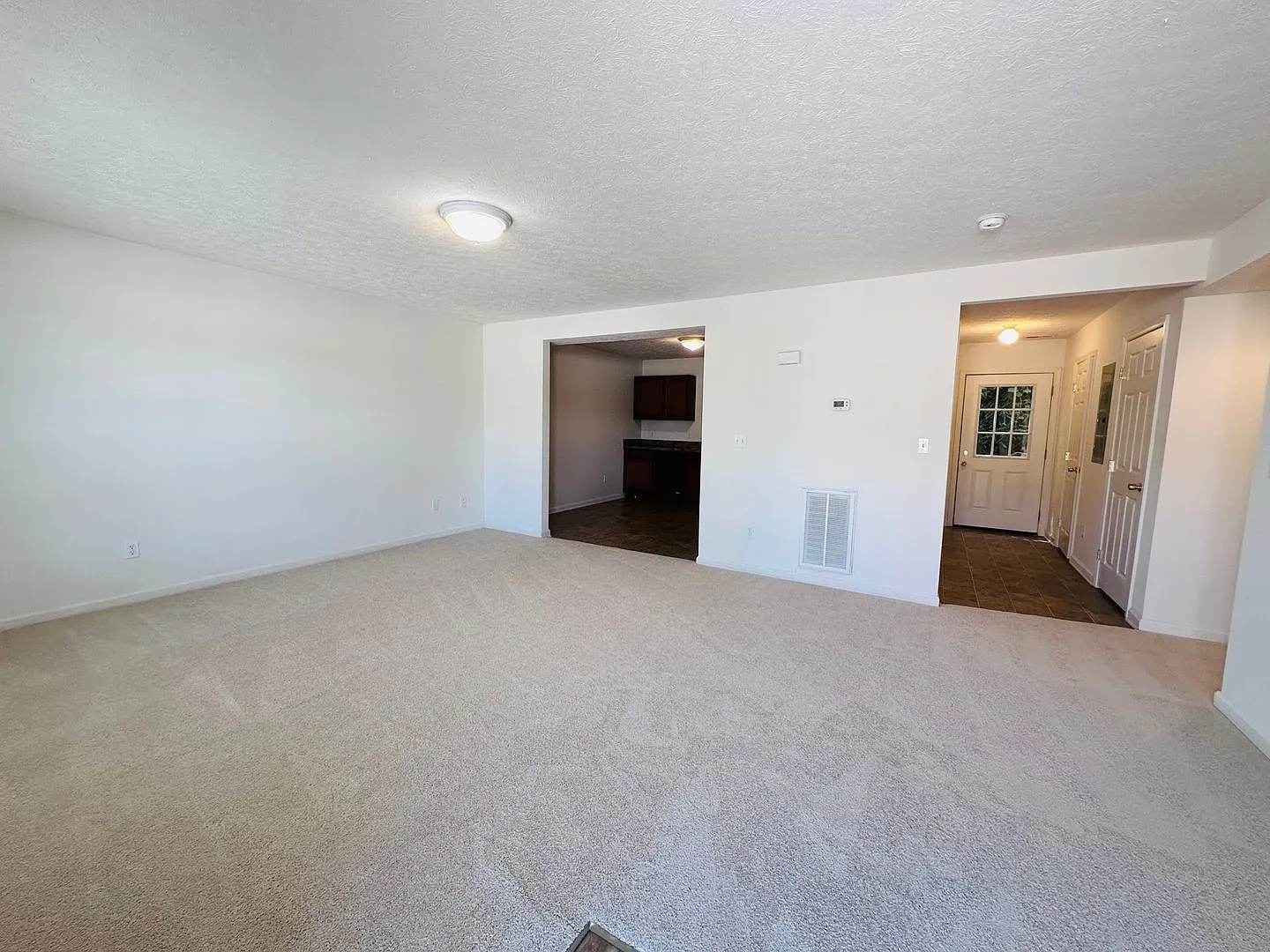 3 Bedroom 2.5 Bath Townhouse — Photo 2