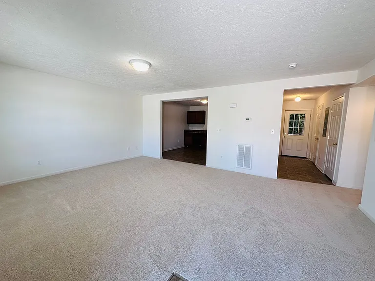 35 Station Ln NE — Photo 2