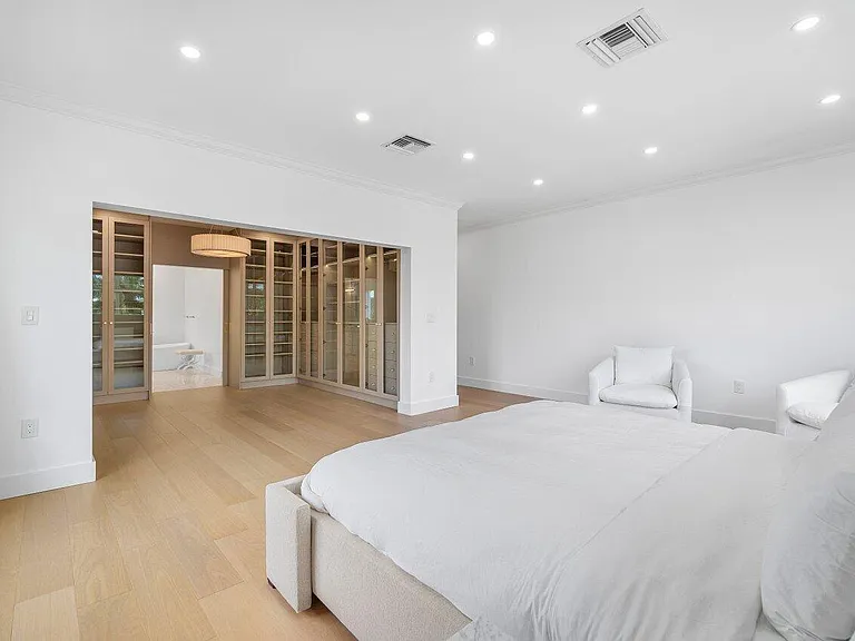 1366 SW 4th Ct — Photo 33