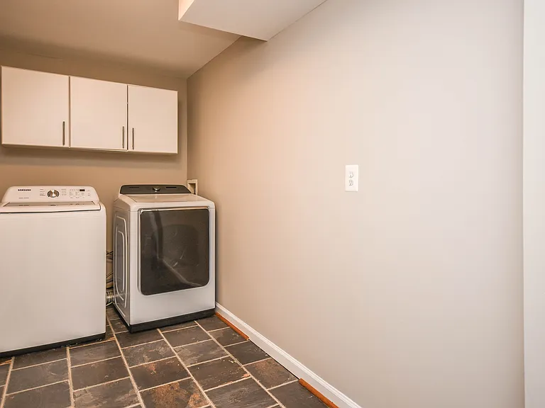 9627 Locust Hill Dr — Photo 14