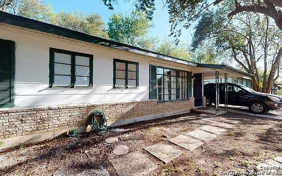 4th image of 340 Leonidas Dr