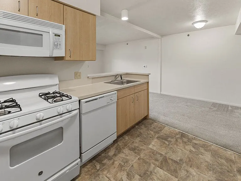 Hunters Pond Apartment Homes — Photo 18