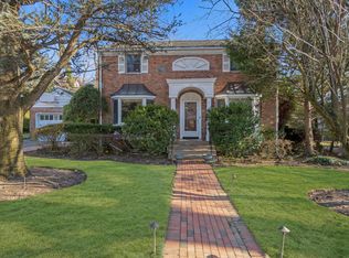 32 Cedar Dr, Great Neck, NY 11021