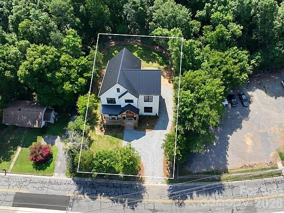 3rd image of 52 Palaside Dr NE