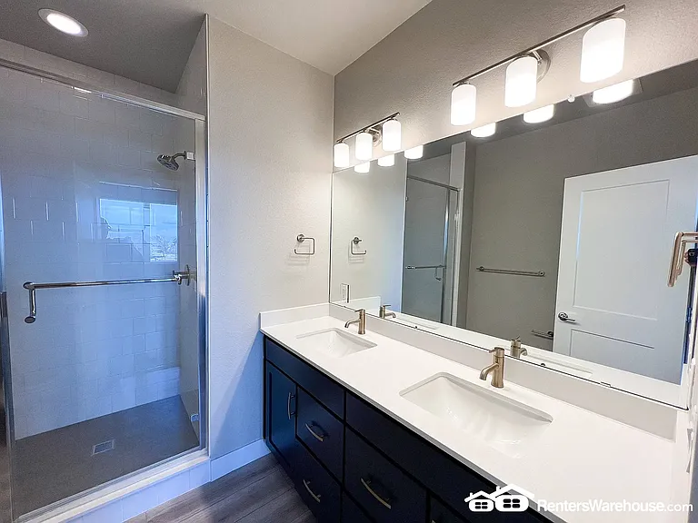 888 S Valentia St — Photo 14
