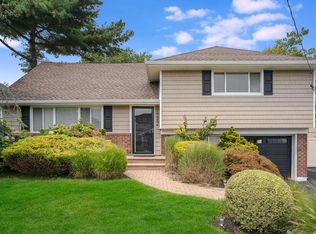 242 Thompson Ave, Oceanside, NY 11572