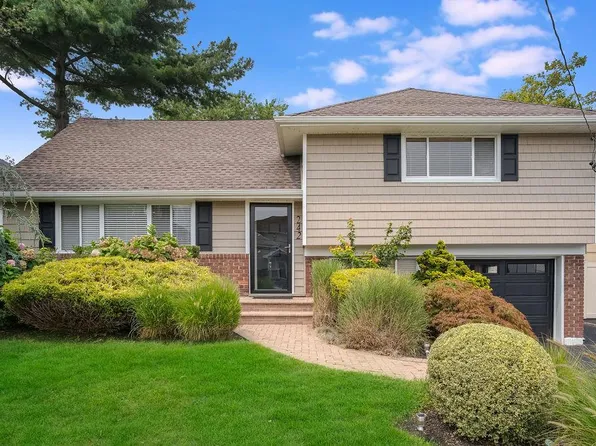 242 Thompson Avenue, Oceanside, NY 11572