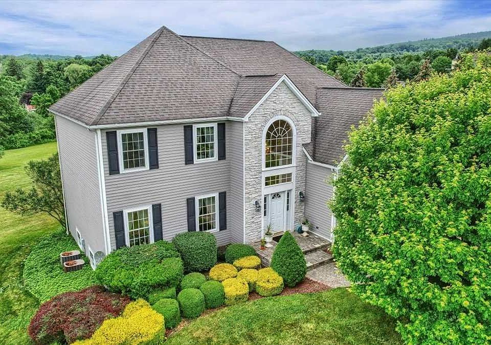 1st image of 34 Oakbrook Ln