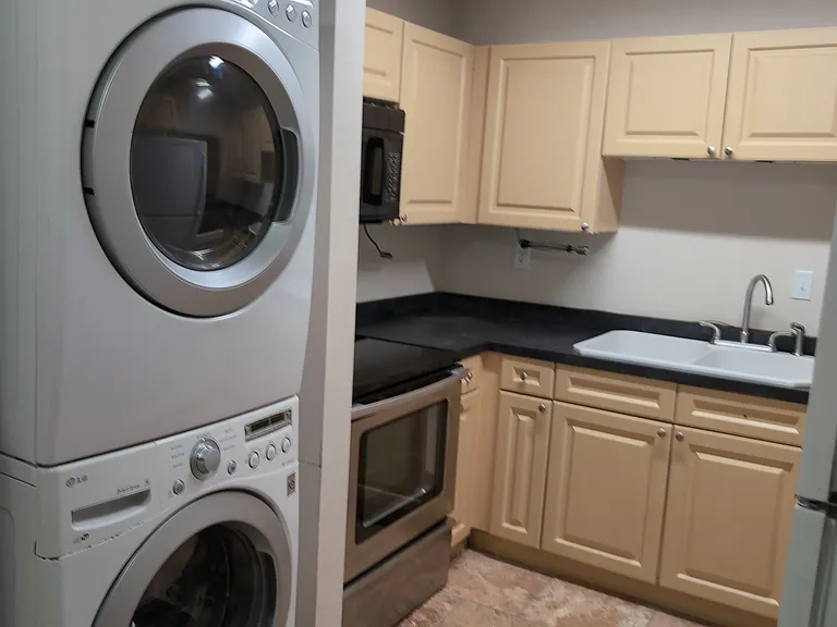 Washer/Dryer, Microwave, Oven in Kitchen