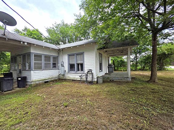 3rd image of 1604 Reeves Ave