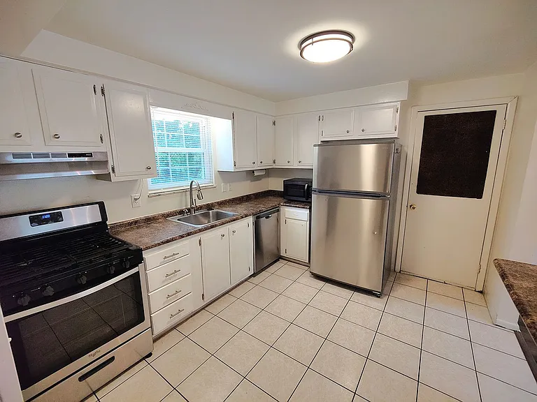 304 Constitution Ave — Photo 5