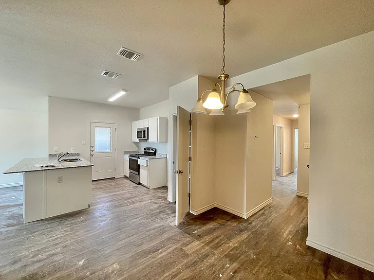 1704 Clovis Dr — Photo 7