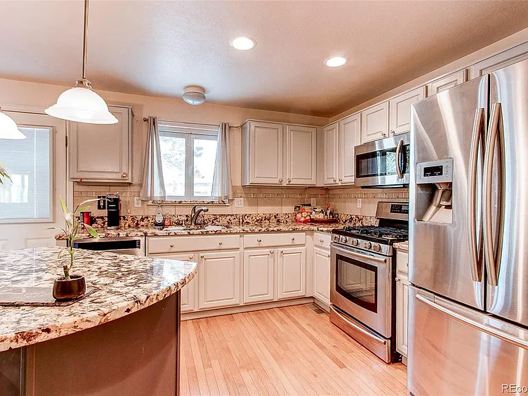23527 Broadmoor Dr — Photo 2