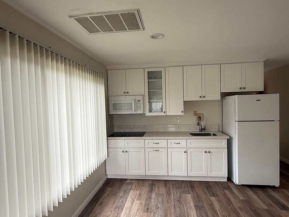1st image of 700 Palm Dr APT 101