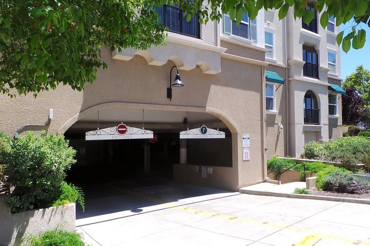 3 bed, 1246 sqft, $3,850 — Photo 2