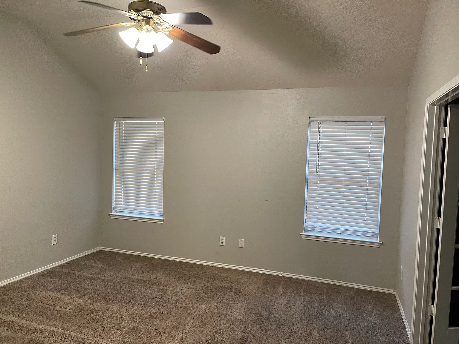 3 bed, 1955 sqft, $2,300 — Photo 4