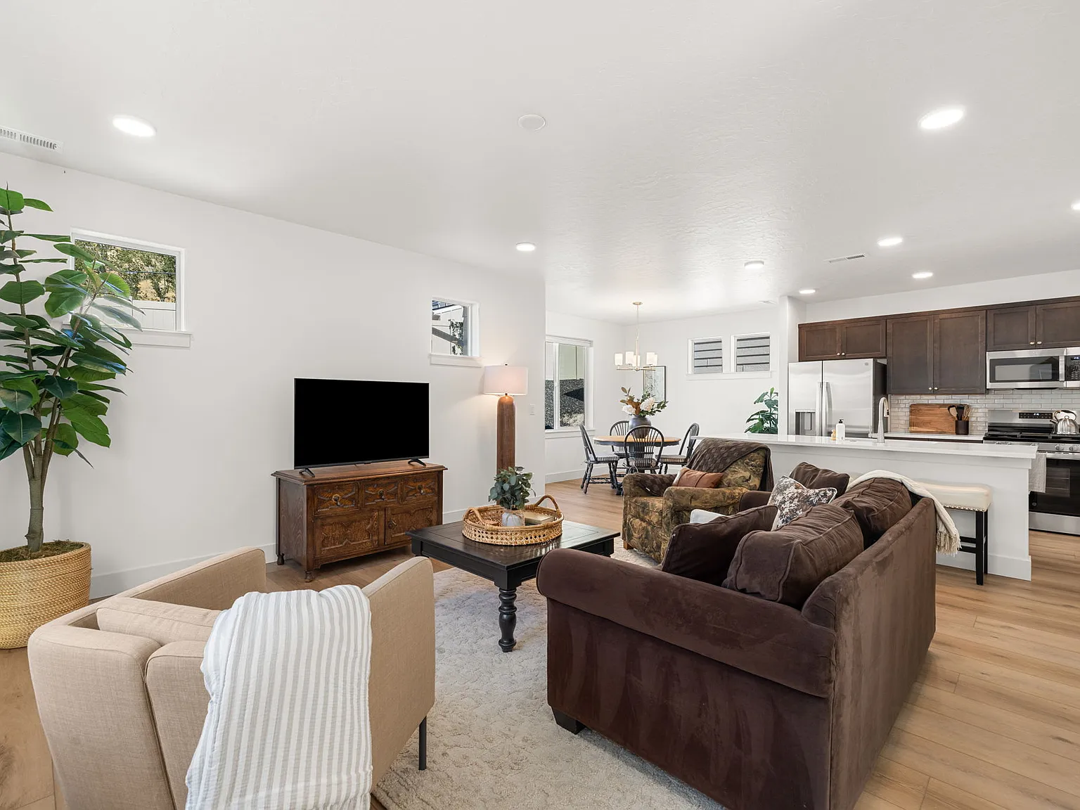 3 bed, 1743 sqft, $6,995 — Photo 2