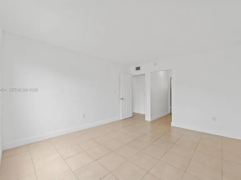 525 W 69th St #306 — Photo 10