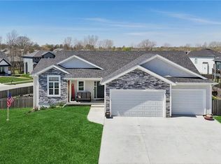 594 N Oakwood Ln, Tonganoxie, KS 66086