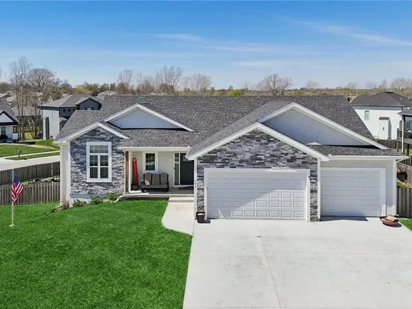 594 N Oakwood Ln, Tonganoxie, KS 66086