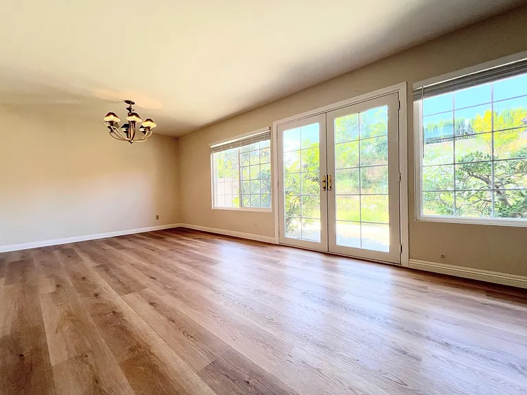 893 Lindawood St — Photo 10