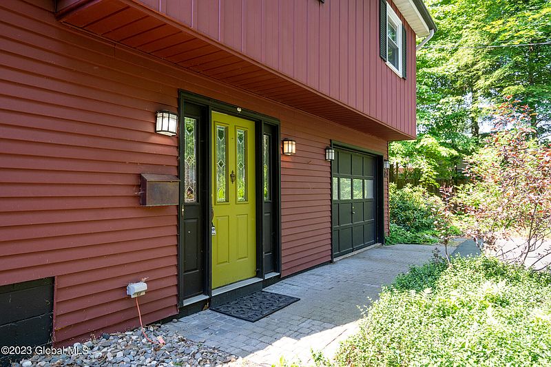 2nd image of 27 Woodcrest Drive