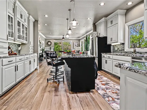 1 Hedges Cir, Bella Vista, AR 72715