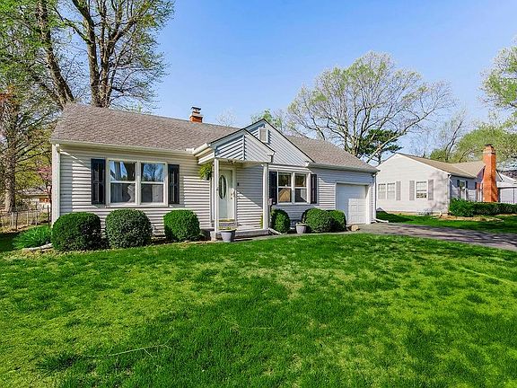 2nd image of 205 W Maiden Ln