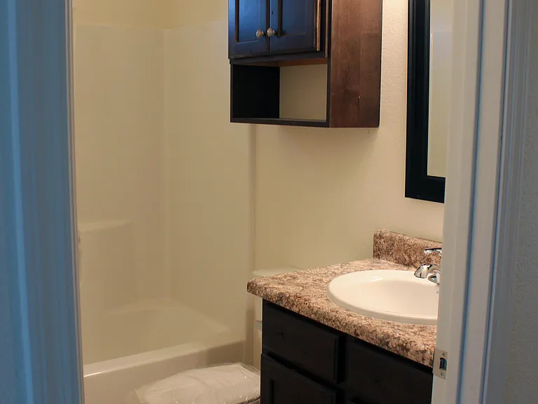 upstairs bathroom (townhouse features 2 identical full-baths shared between 4 rooms)
