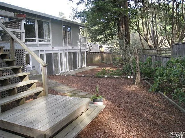 Rear yard that has separation from in-law unit yard