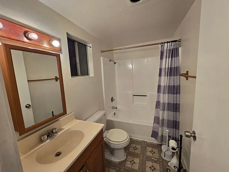 562 Jefferson Ave — Photo 5