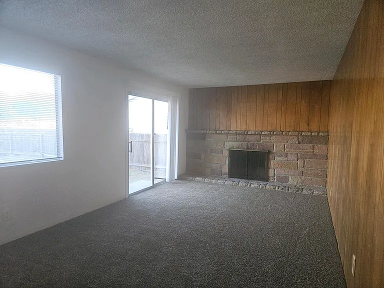 3414 N Ezie Ave — Photo 2
