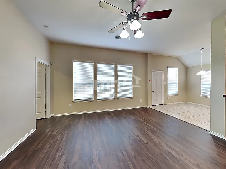 2113 Breezeway Ln — Photo 8