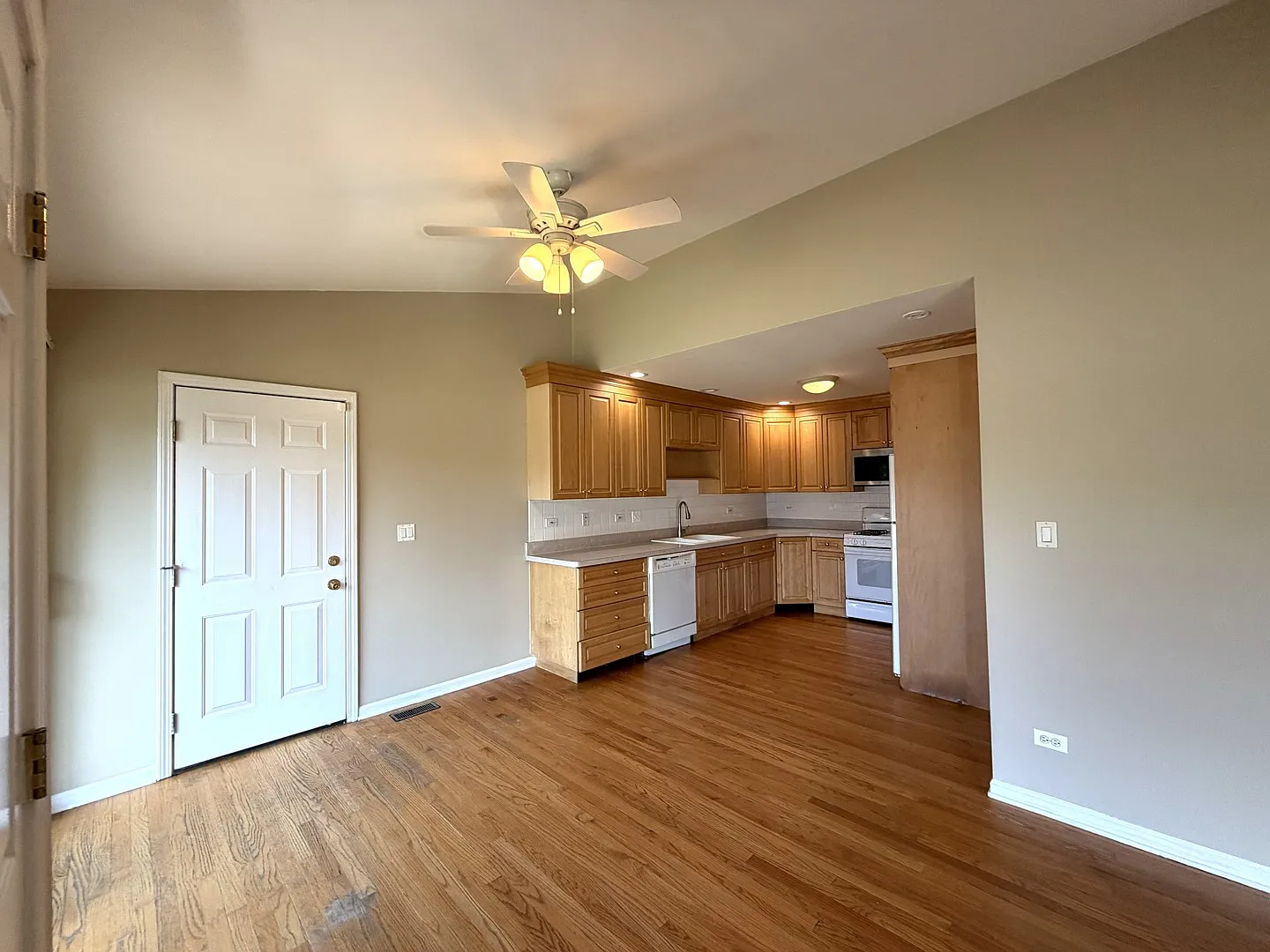 3 bed, 1160 sqft, $2,700 — Photo 3