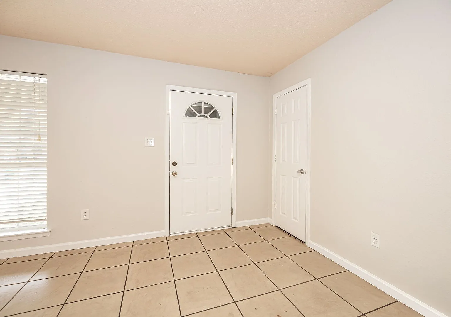 3 Bed / 1 Bath Home Convenient Gautier Location — Photo 4