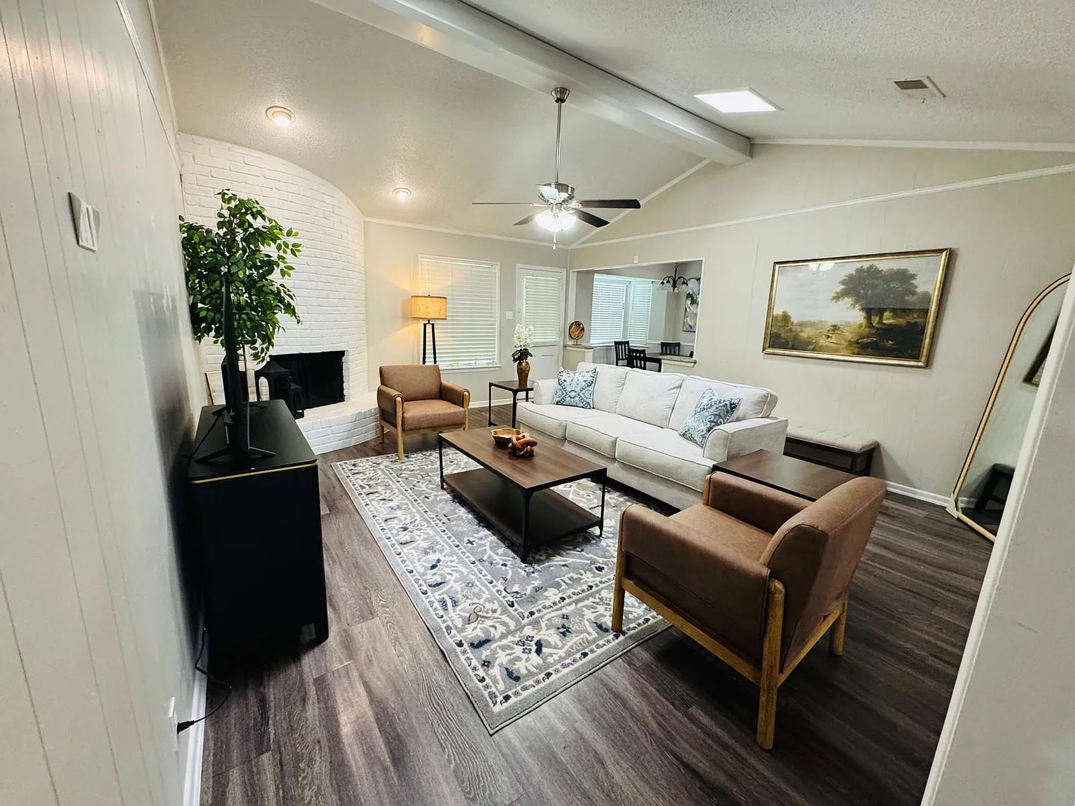 4 bed, 2.5 bath, 2105 sqft, $5,000 — Photo 2