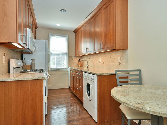 3rd image of 701 Palmer Ct APT 1A