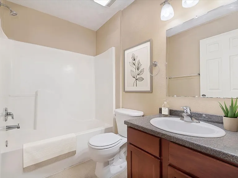Canal St Apartments — Photo 7