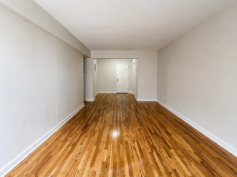 2409 E 3rd St #5F — Photo 1