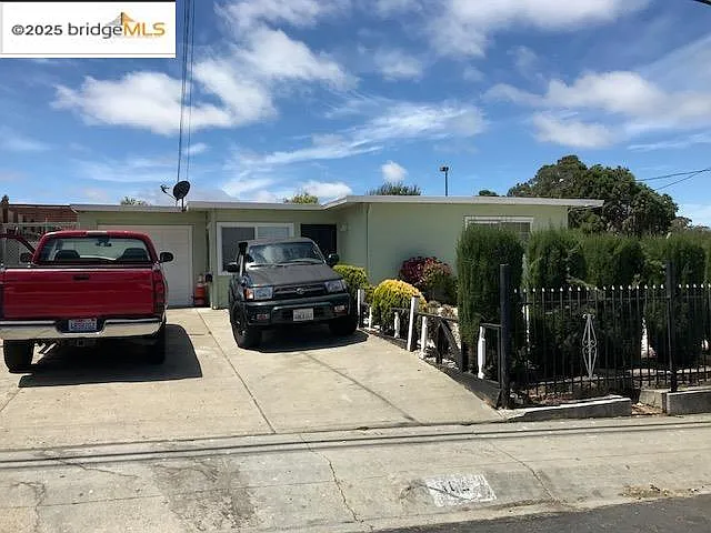 162 Christine Dr photo 1