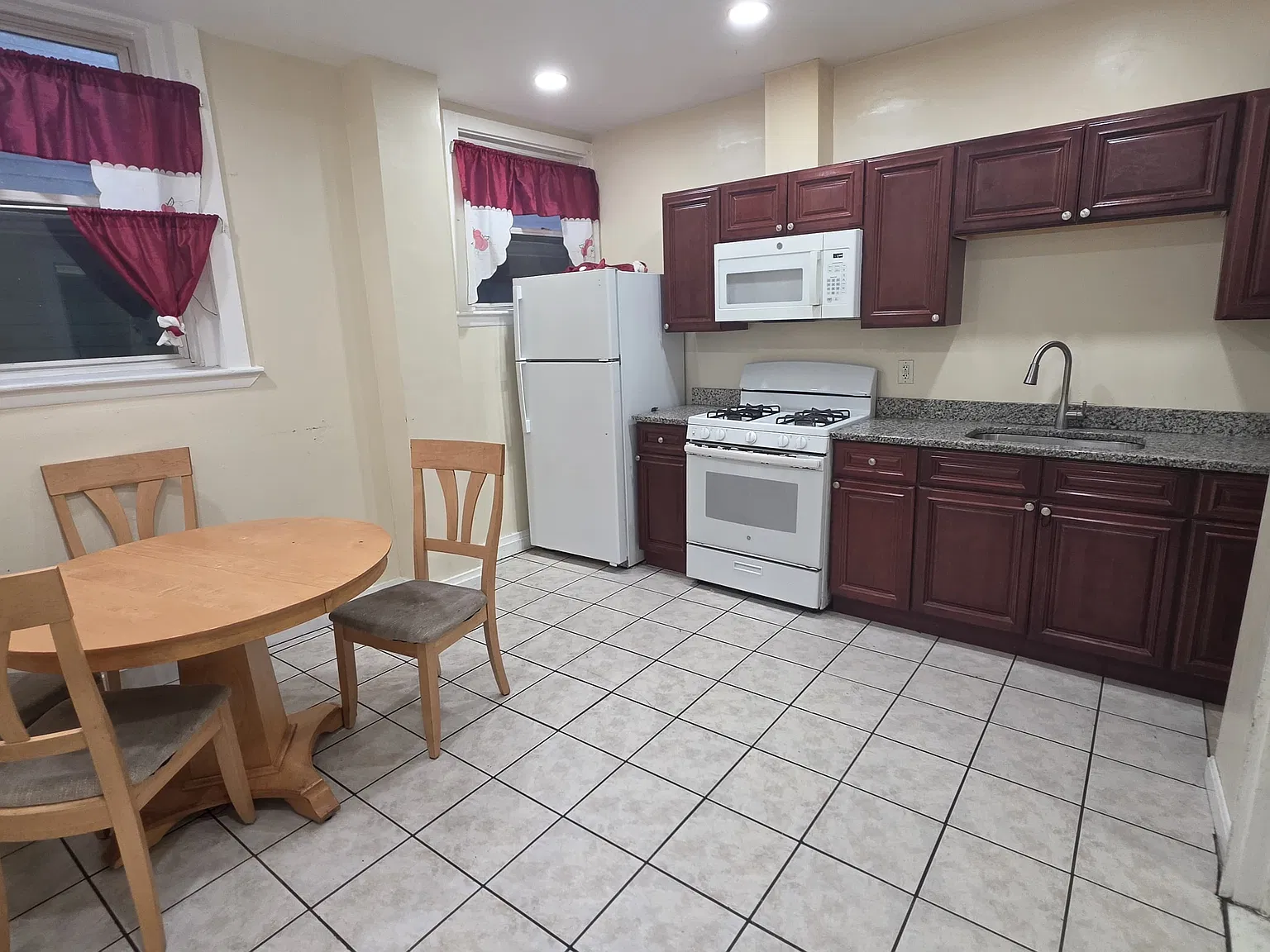3 bed, 900 sqft, $3,000 — Photo 1