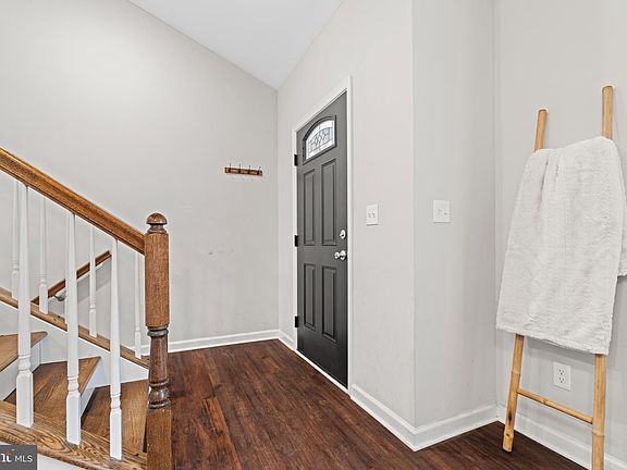 2nd image of 204 Pine Cove Ln