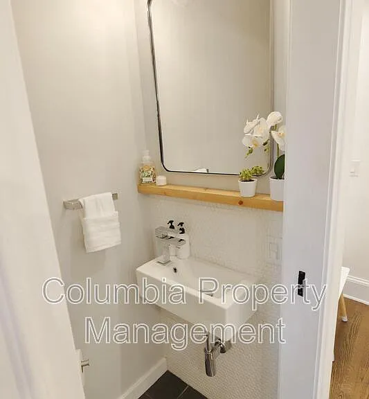 11 Q St NE — Photo 11