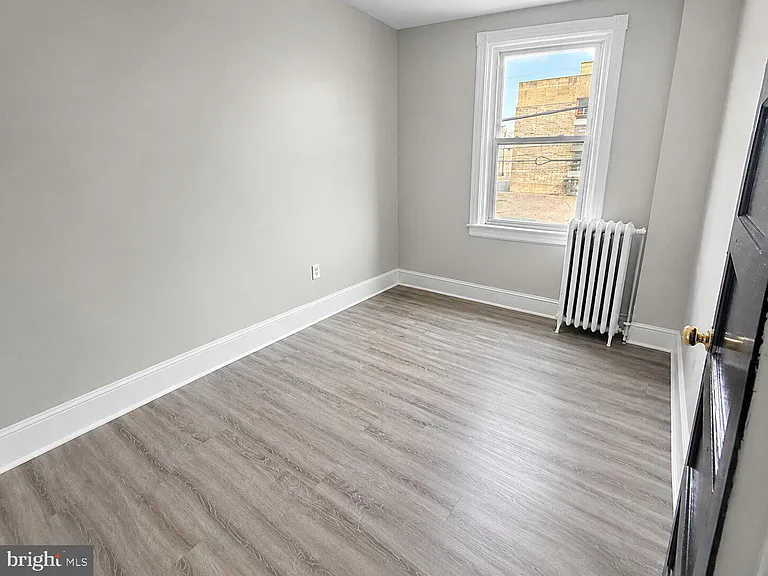 994 Carver St — Photo 3