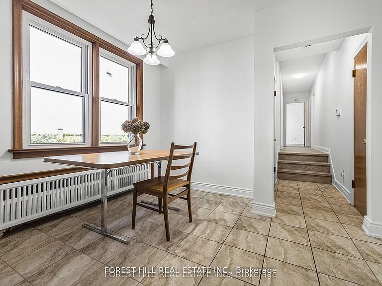 18 Irvington Cres — Photo 7